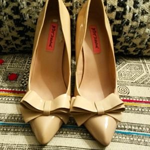 Betsey Johnson "Reload" nude pump